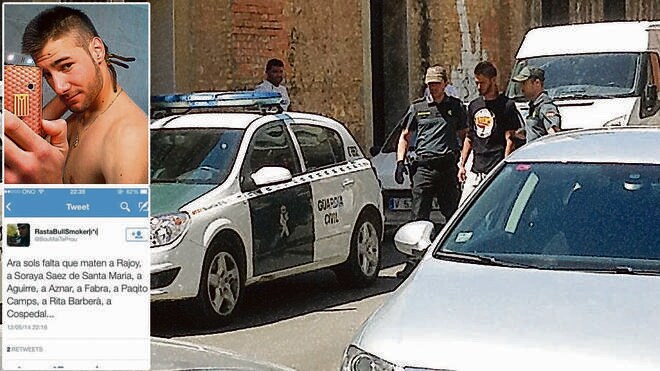 Dos agentes trasladan al detenido a un coche patrulla. A la izquierda, una foto de detalle de Sergi B. y uno de sus tweets publicados :: 