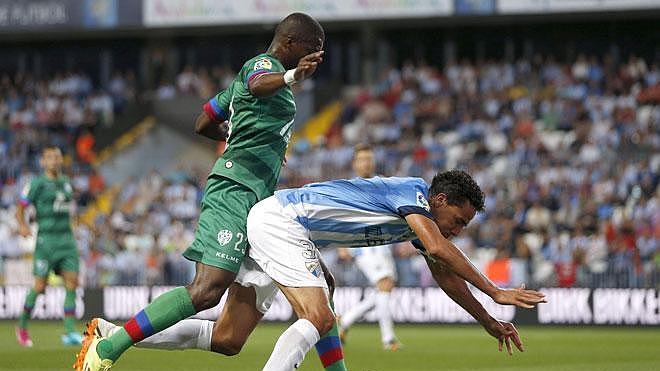 Diop, en un choque con Weligton, durante el Málaga-Levante.