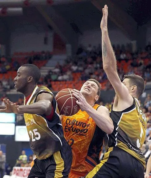 Lishchuk, frenado por dos jugadores de La Bruixa d'Or Manresa, en el partido de la Fonteta.