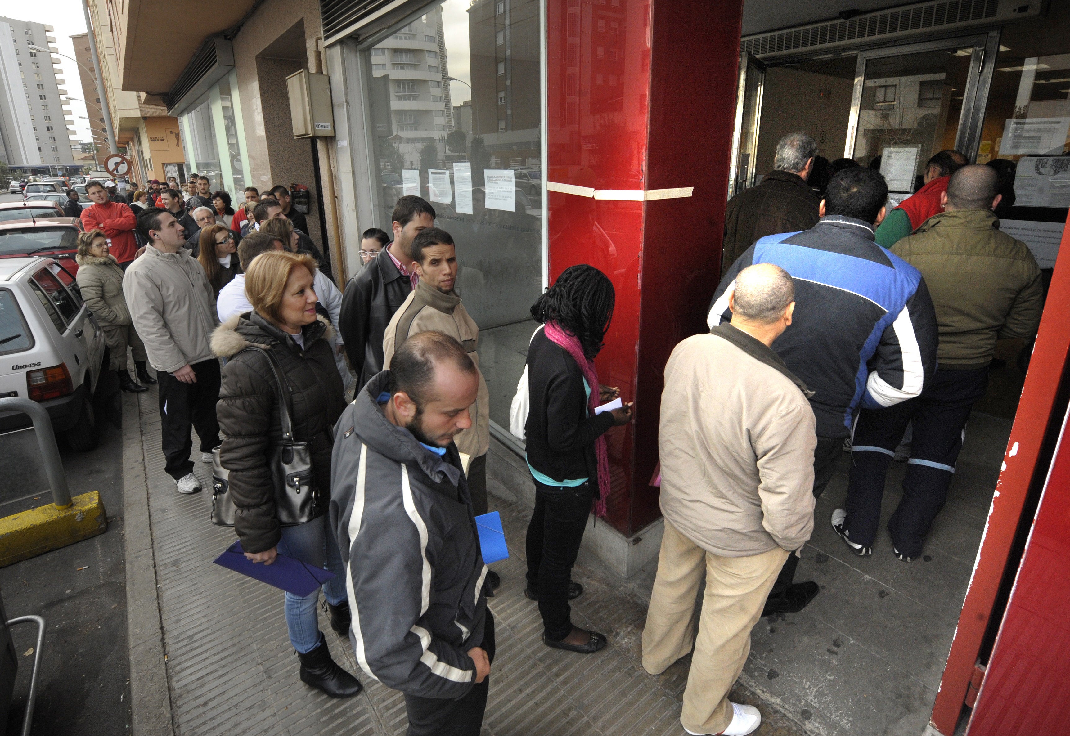 Un grupo de gente hace cola para entrar en una de las oficinas del Servef