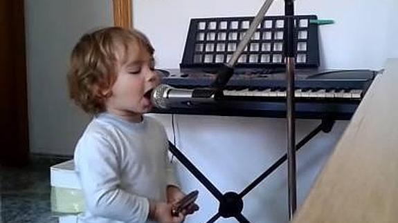 Canta blues con menos de dos años