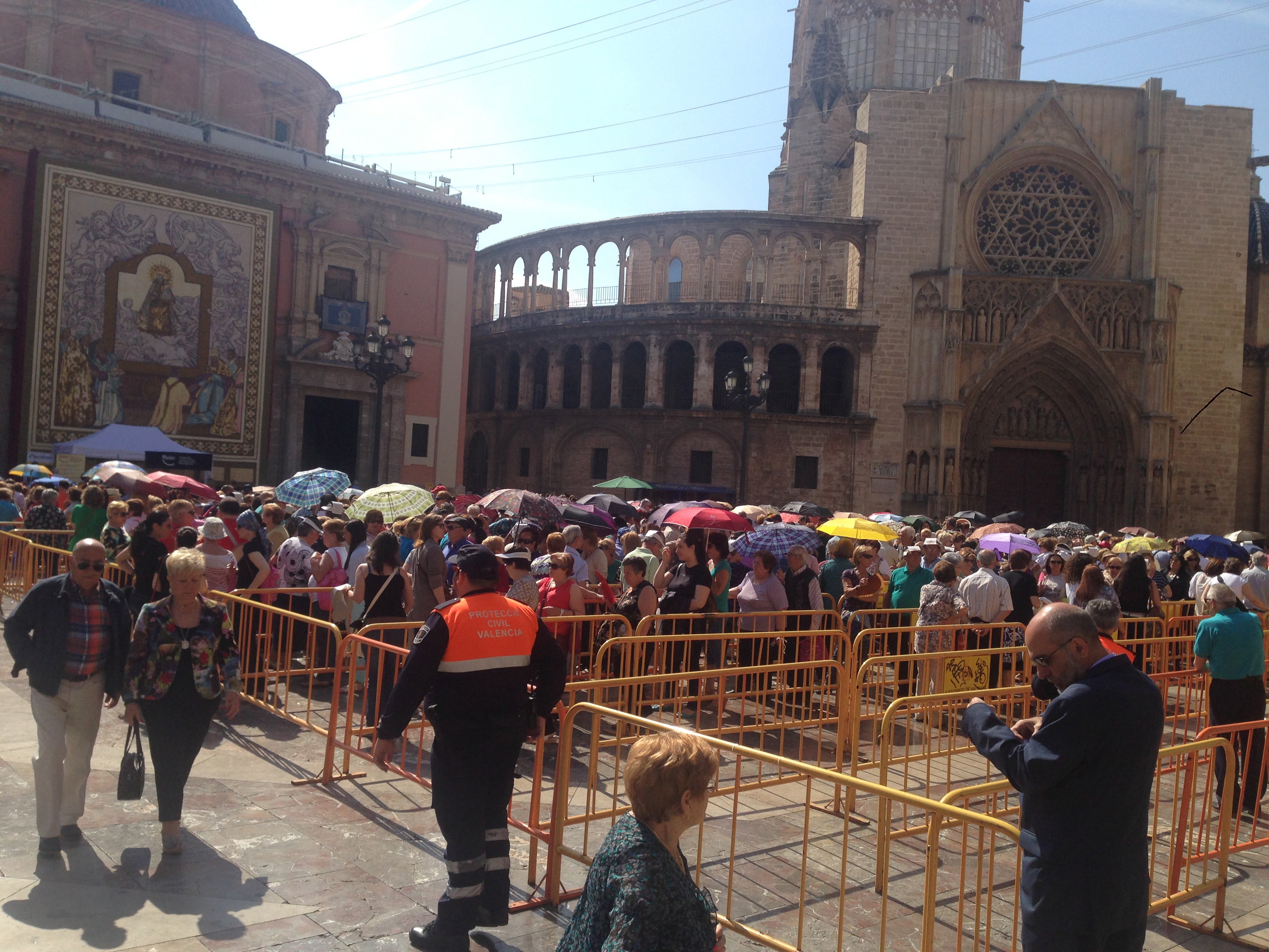 Aspecto de la plaza de la Virgen en el Besamanos a la Mare de Déu.