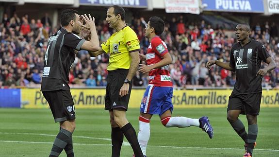 David Navarro protesta una decisión arbitral en el partido contra el Granada.