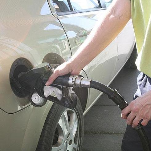 Un hombre pone gasolina en una estación de servicio de Valencia.  