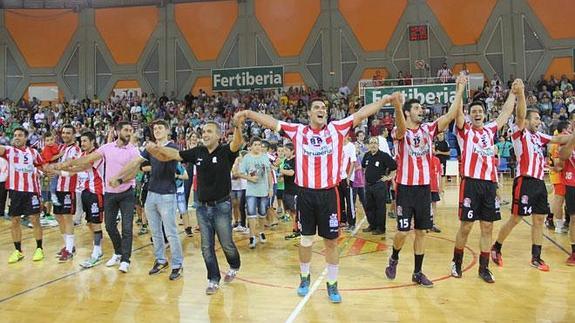 Los jugadores del Fertiberia BM Puerto Sagunto celebran su permanencia en la Asobal.