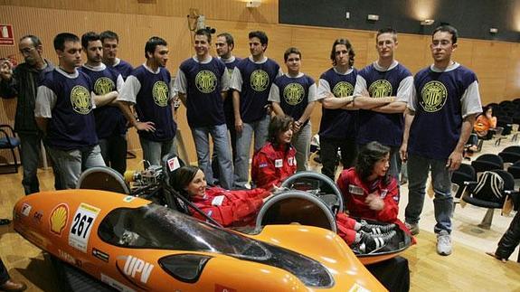 Ingenieros valencianos junto a un prototipo.