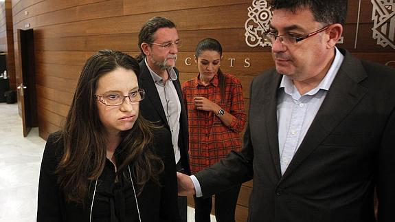 Mónica Oltra, junto a diputados de Compromís, el día de su expulsión del pleno de Les Corts. 