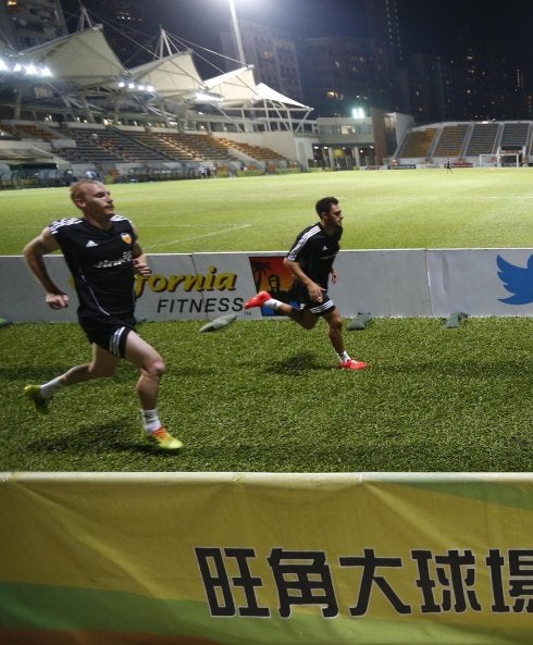 Mathieu y Víctor Ruiz se entrenan ayer en Hong Kong. :: lázaro de la peña