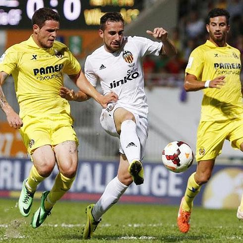 Paco Alcácer golpea el balón en el partido contra el Villarreal en Hong Kong.