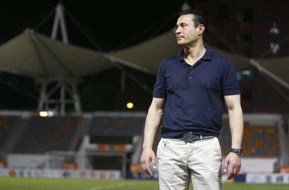 El presidente valencianista, Amadeo Salvo, en el campo donde se disputó el torneo LFP en Hong Kong. :: lázaro de la peña/vcf