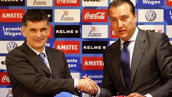 Mendilibar y Catalán, durante la presentación celebrada esta mañana en el estadio.