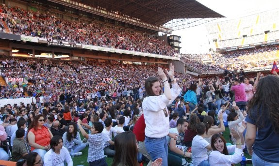 Jóvenes sobre el césped de Mestalla, en un momento del encuentro. :: juanjo Monzó