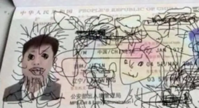 Atrapado en Corea del Sur porque su hijo le pintó el pasaporte