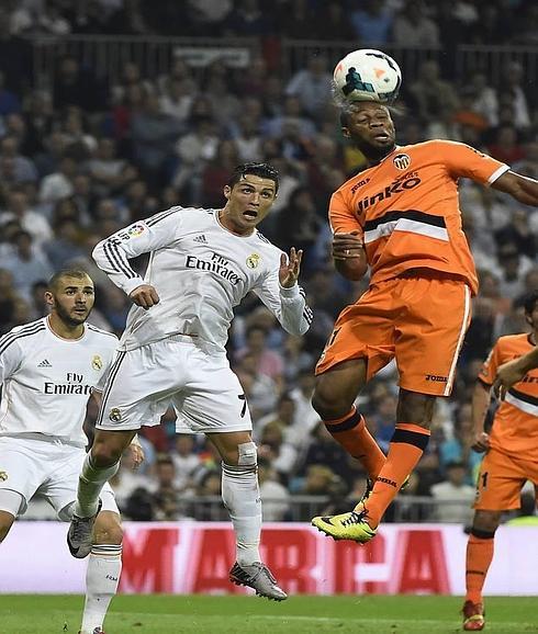 Keita salta junto a Cristiano en el partido del Bernabéu. 