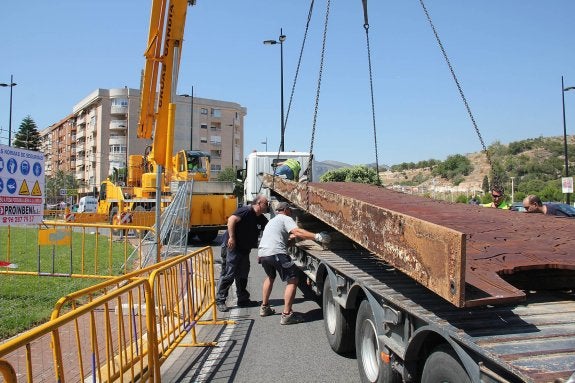 Los operarios cargan una de las piezas de la escultura '25 d'Abril. 1707' a un vehículo pesado para trasladarla al Parc del País Valencià. :: juanjo peret