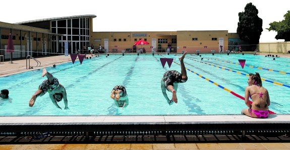 Piscina descubierta de 50 metros del Parque del Oeste, en la campaña de 2013. :: IRENE MARSILLA