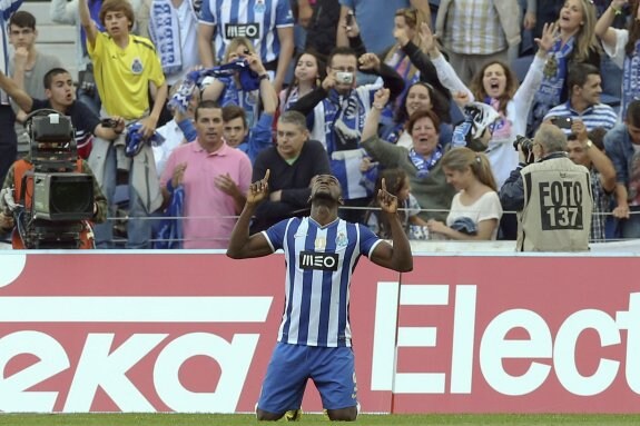 Jackson Martínez da gracias al cielo tras marcar un gol con el Oporto. :: efe/jose cohelo