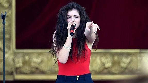 La joven cantante Lorde durante una actuación.