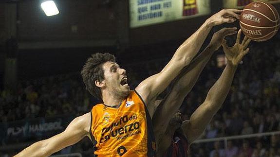 Van Rossom salta con Dorsey durante el tercer partido.