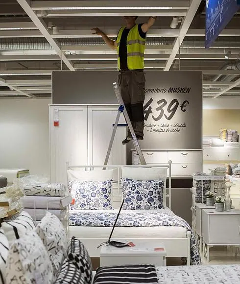 Un trabajador de Ikea Valencia Alfafar ultima los preparativos para la inauguración del centro. EFE