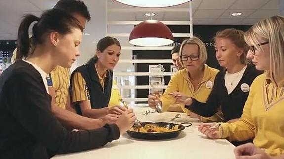 Los empleados suecos aprenden valenciano para dar la bienvenida al Ikea de Alfafar