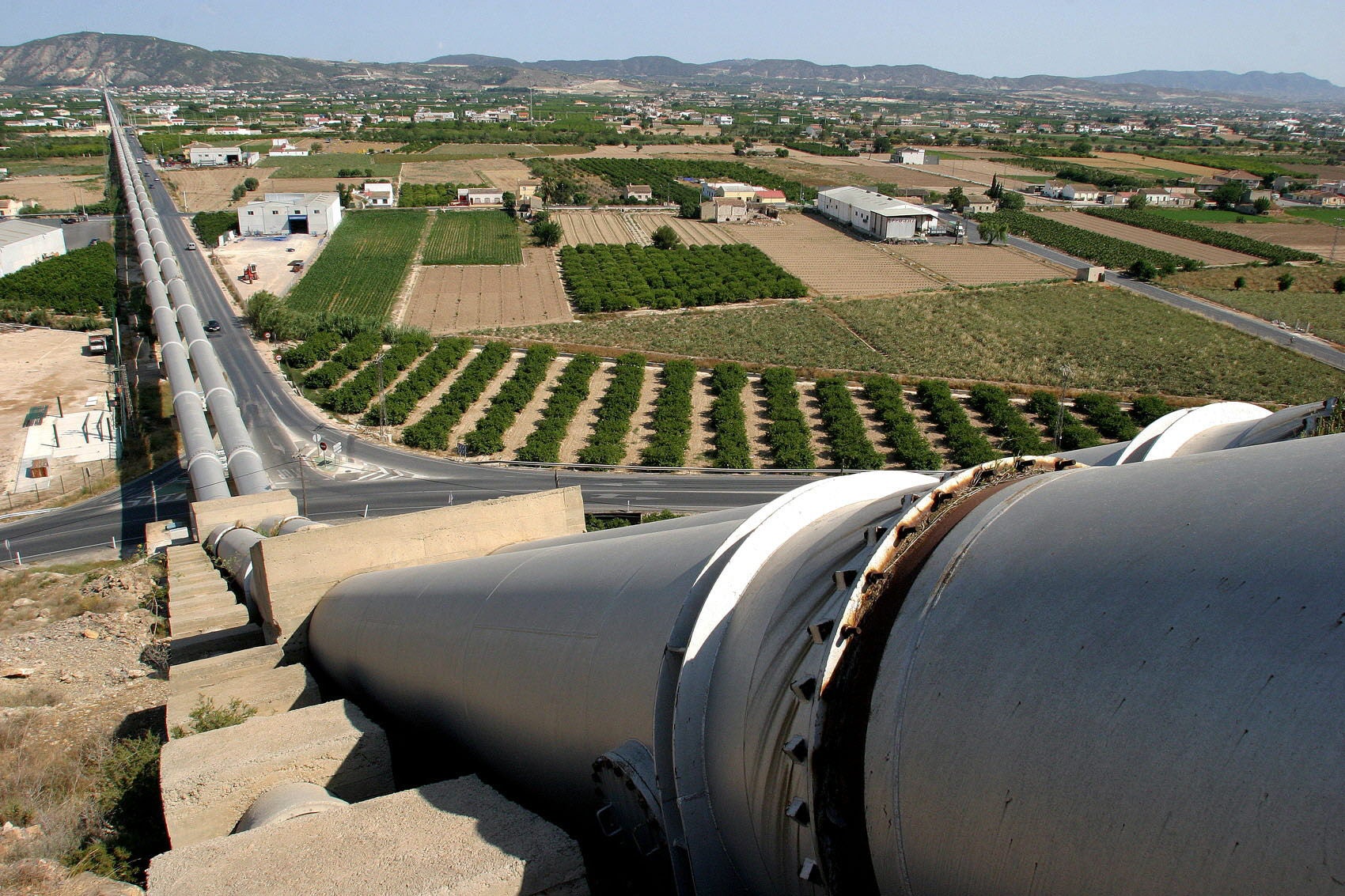 Conducciones del trasvase Tajo-Segura a su paso por la huerta de la Vega Baja cerca de Orihuela.