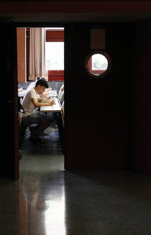 Alumnos durante una de las pruebas de la Selectividad realizadas en la Universitat. :: irene marsilla