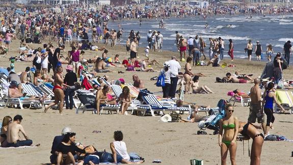 Cientos de personas en la playa de la Malvarrosa.