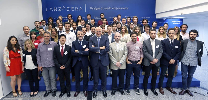 Juan Roig, con los ganadores del proyecto Lanzadera 2014. 