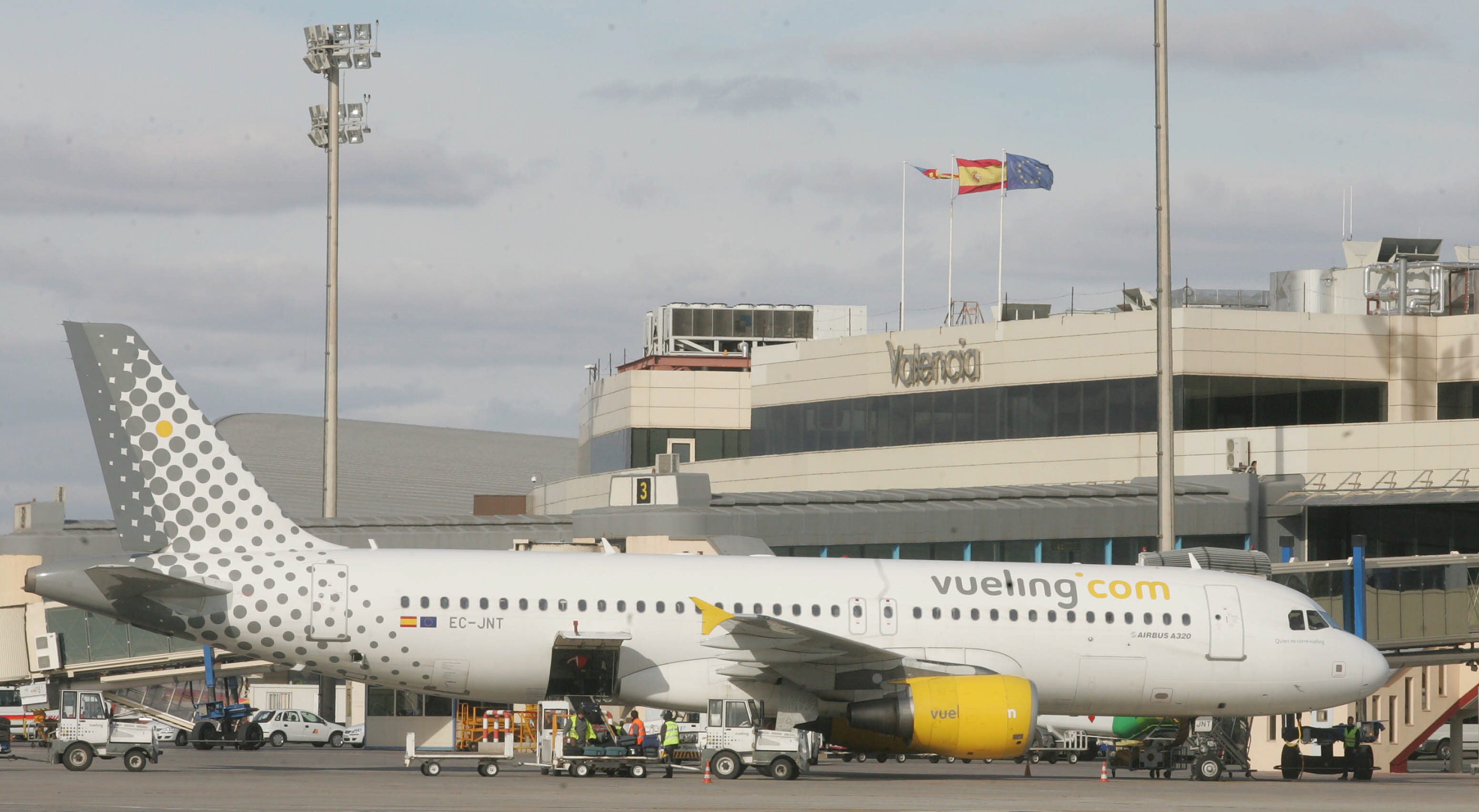 Un avión de Vueling, en el aeropuerto de Manises. 