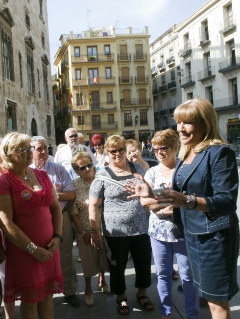  Ruta. Los más mayores comenzaron el trayecto desde la Diputación. :: LP