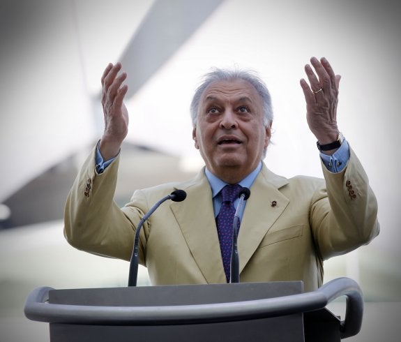 Zubin Mehta, el pasado miércoles, en un atril de la Ciudad de las Artes y las Ciencias. :: jesús signes