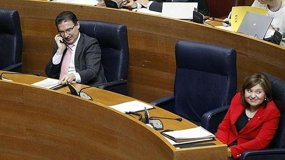 Boning junta a Castellano en un pleno de Les Corts.