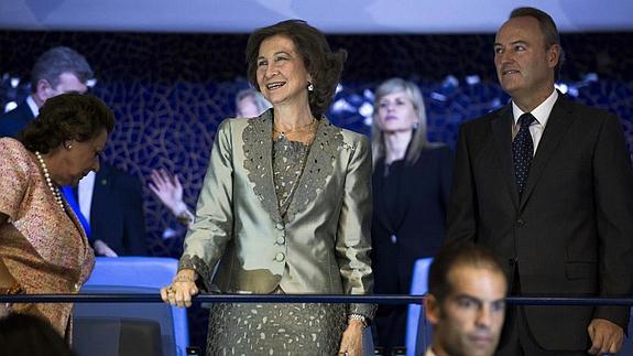 La reina Sofía, junto al president de la Generalitat Valenciana, Alberto Fabra, recibe los aplausos del público desde el palco del Palau de les Arts de Valencia. 