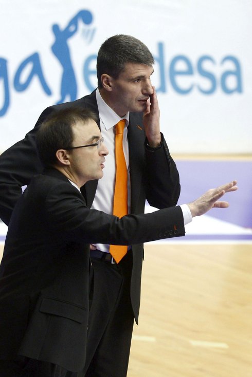 Chechu Mulero conversa con Perasovic durante un partido de la Liga Endesa. :: efe/ NACHO GALLEGO