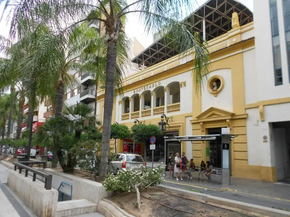 El edificio Monte Carlo situado en la avenida de El Vedat, donde se llevarán a cabo las clases. :: lp