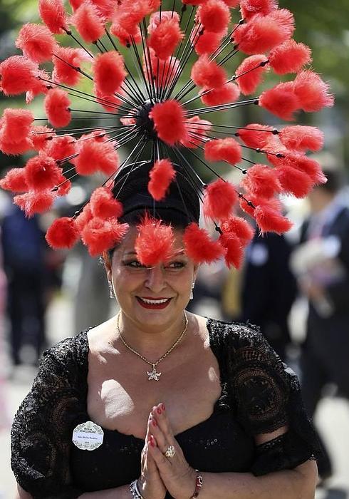 Una de las invitadas a las carreras del hipódromo de Ascot.