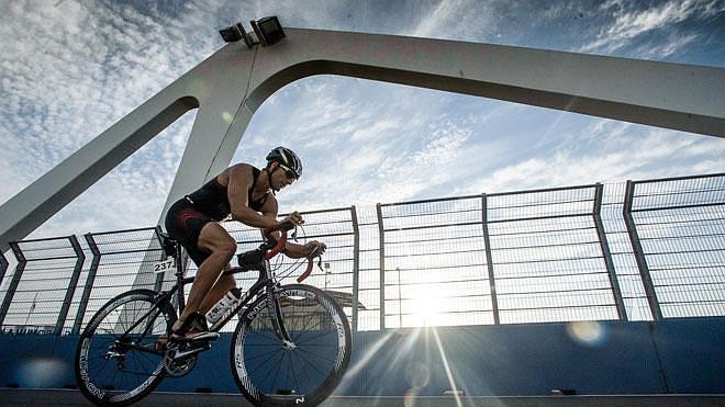 La parte de cicilismo, en el triatlón de Valencia, por el puente del antiguo circuito urbano.