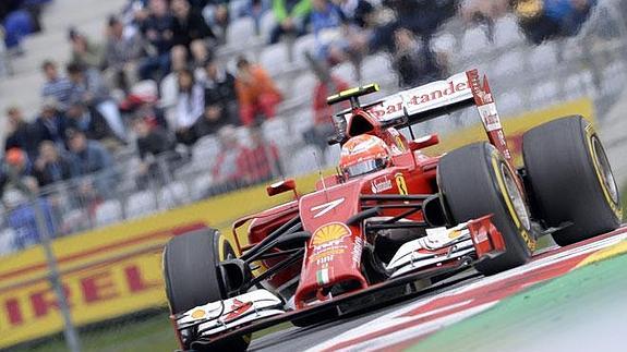 Raikkonen, con su Ferrari, en los entrenamientos de este viernes.