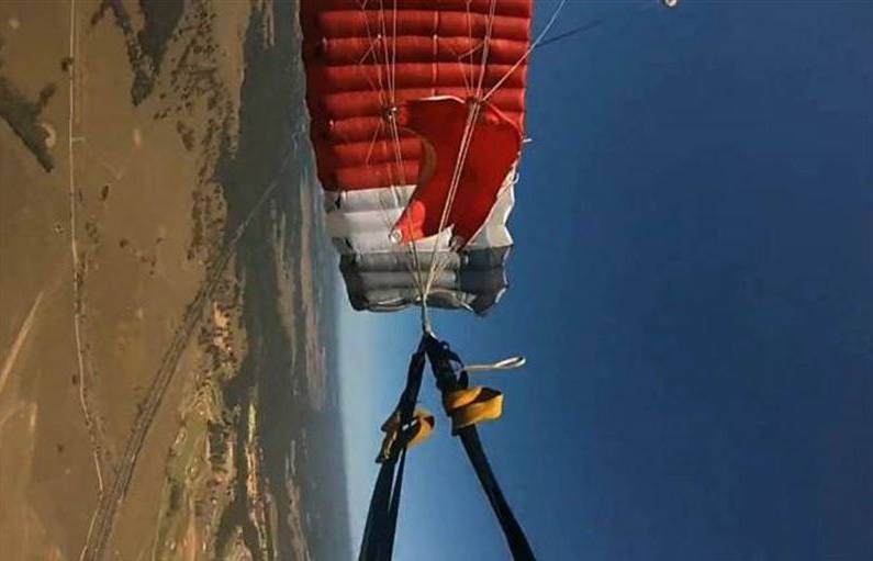 En el vídeo que grabó se aprecia el momento exacto en que el paracaídas se enreda.