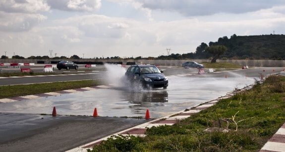 Pista mojada en la escuela del Circuito de Cheste.