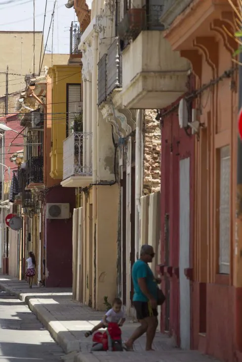 Una de las calles del Cabanyal, en una imagen tomada ayer. :: damián torres