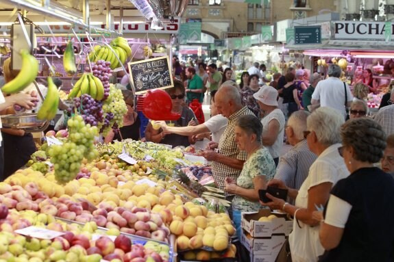 Puesto de venta de fruta en el mercado Central. :: irene marsilla