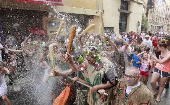  Fresquitos. Acto de la poalà, en la calle Cabillers, tras la media hora de parón de la cabalgata del convite. :: j. monzó