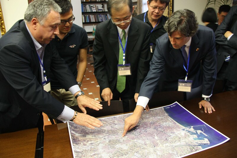 El alcalde de Paterna muestra a empresarios asiáticos dónde tiene previsto construir la Zona Franca.