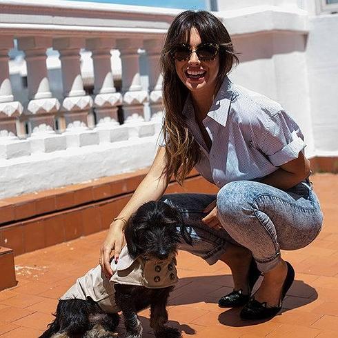 Blanca Suárez y su perro.