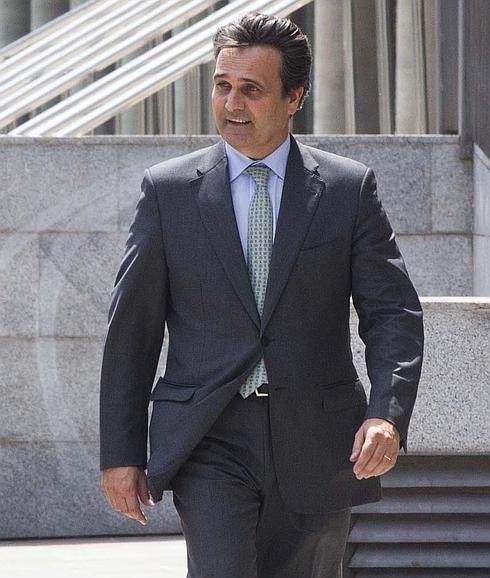 Enrique Simó sale del juzgado.