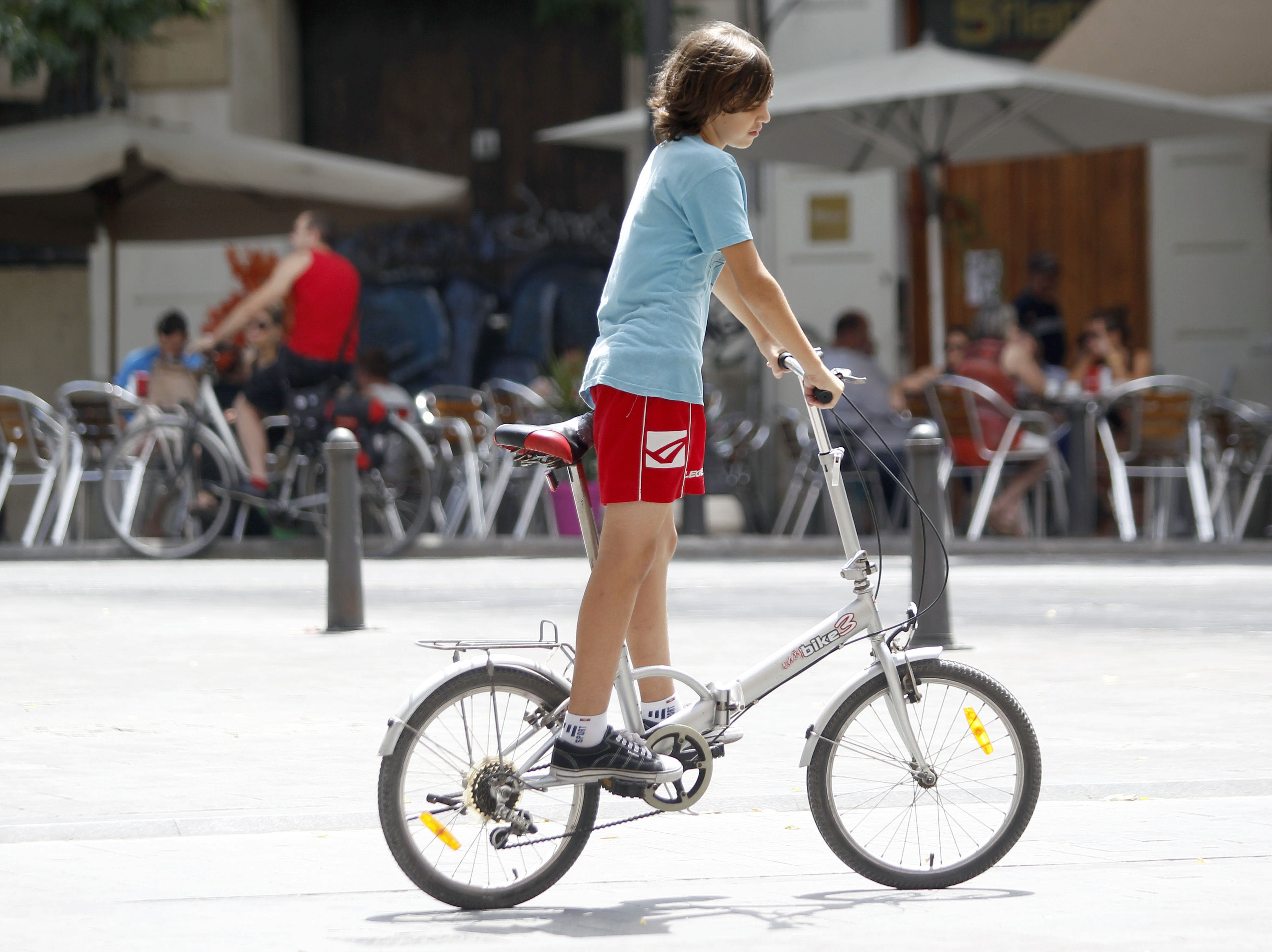 La policía reprende a 5.000 menores con bicicleta en dos semanas por ir sin casco