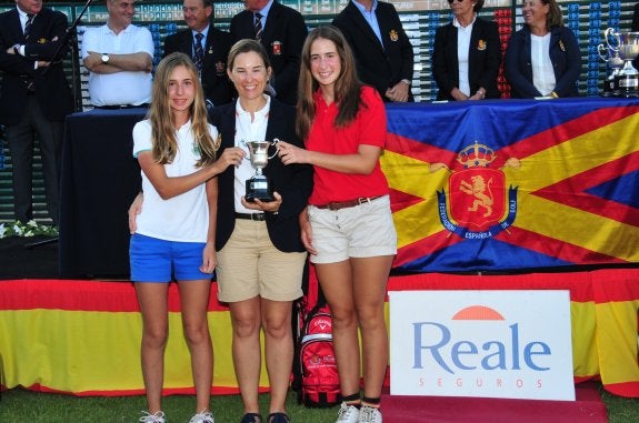 La joven Carla Herrero, con la copa de subcampeona de España, que recibió tras la competición. :: lp