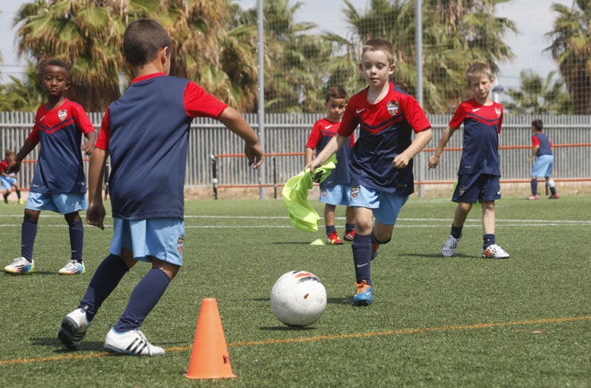 Los niños, con las nuevas camisetas de entrenamiento.